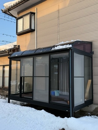 【高岡市】サンルーム屋根が落雪で割れたとのご相談　現場調査にお伺いしました