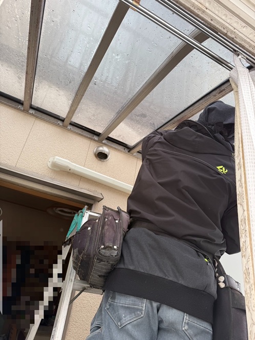 サンルームの浮いたパネルを固定