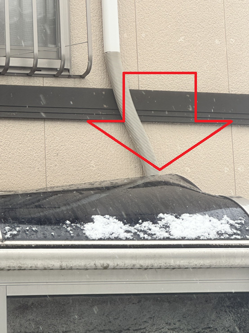 屋根パネルがポコッと浮いています