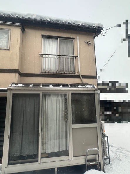 【射水市】ポコッと浮いていたサンルーム屋根のパネルを再度はめ込みました