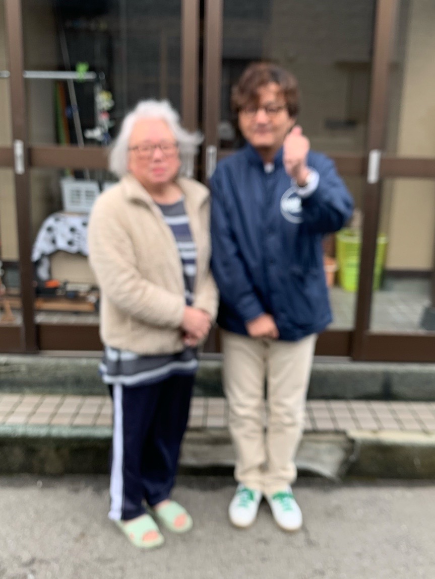 害獣の糞による雨どい詰まり施工後　お客様との写真