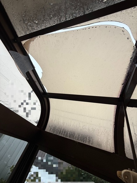 パネルに大きな穴