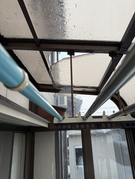 サンルームの屋根パネルが割れています