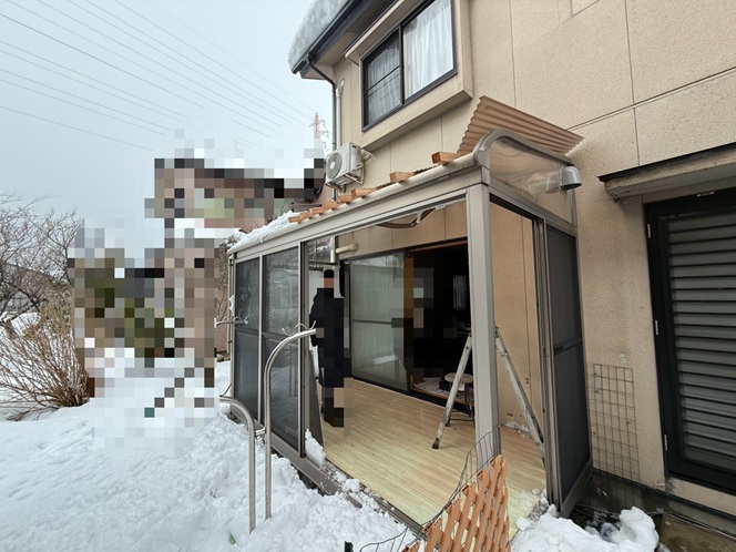 【射水市】大屋根からの落雪でサンルームが破損！屋根の骨組みとパネルが壊れていました