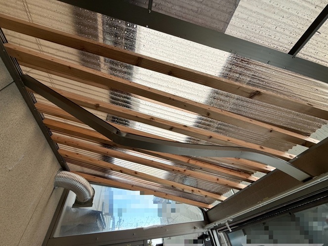 サンルーム屋根垂木とポリカ破損