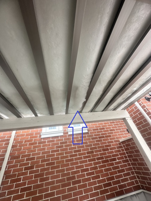 屋根を下から確認すると、ポリカ板は雪の重みで外れてたわんでいるのが分かりました。