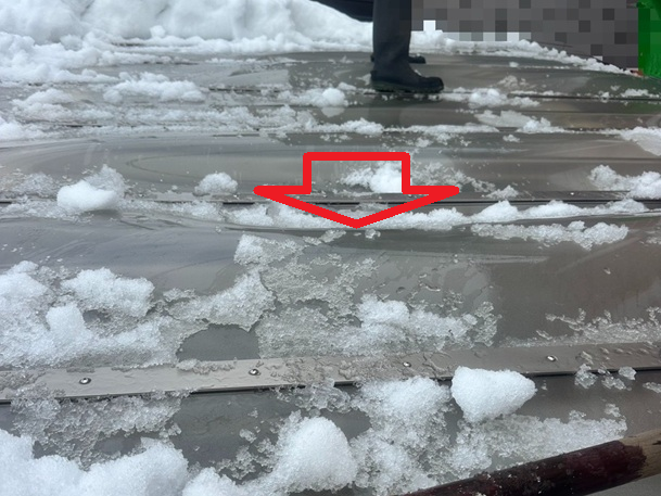 カーポート屋根の上の雪をずらしてみると、ポリカが外れてたわみ、すき間が確認できます。 幸いにも、ポリカは割れや破損、大きな変形はない状態でした。 これはすぐに直すことができると判断しました！