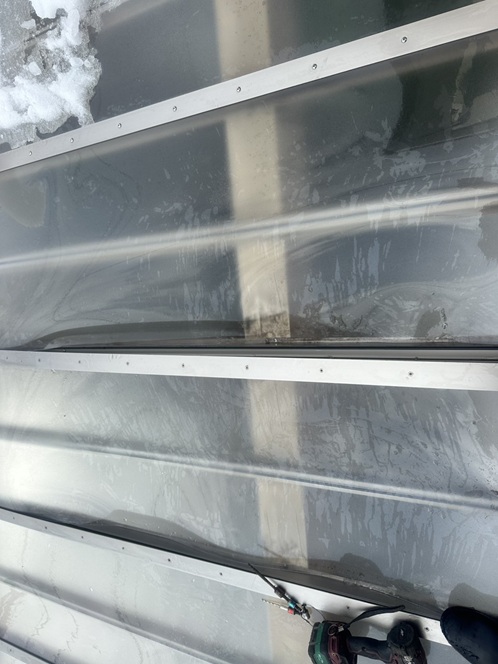 ポリカを元の位置に戻します 外れてたわんでいたポリカ板を、歪みやズレがないように元の位置へ戻します。