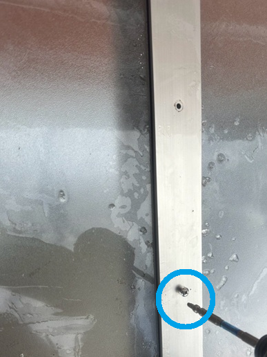 押さえ材を再固定 押さえ材を元に戻し、ビスを再度しっかり固定します。