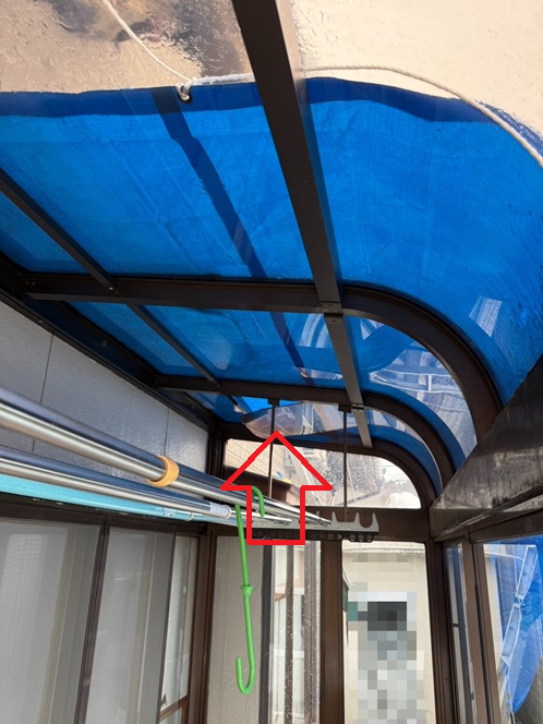 パネルが大きく割れています