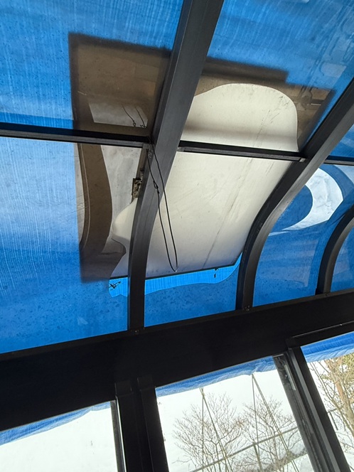 ポリカに穴があいています