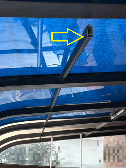 サンルームのサッシが外れています