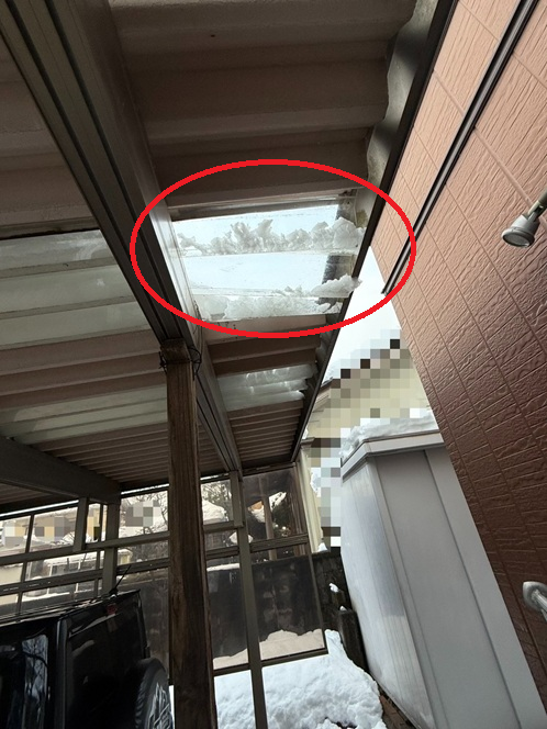 カーポート屋根の折板ポリカ変形