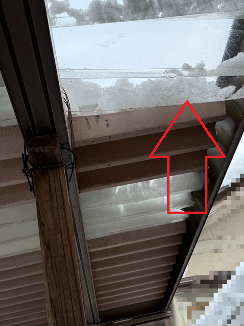 雪の重みで屋根ポリカ変形