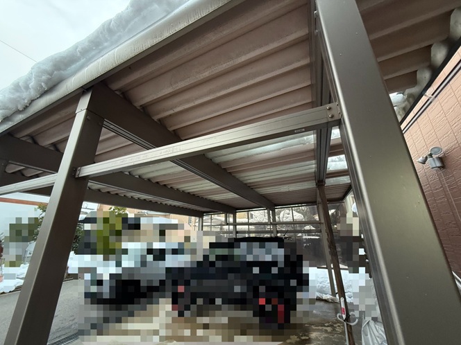 【富山市】雪で屋根のポリカにヒビと穴…サンルームとカーポートを同時に張り替え