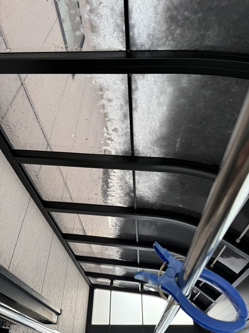 サンルーム屋根が割れて雨漏り