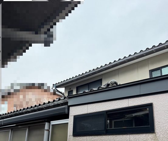 下の屋根から落ちる雪をせきとめたい