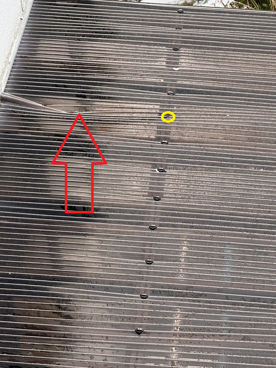 ビスが外れて凹んだサンルーム屋根