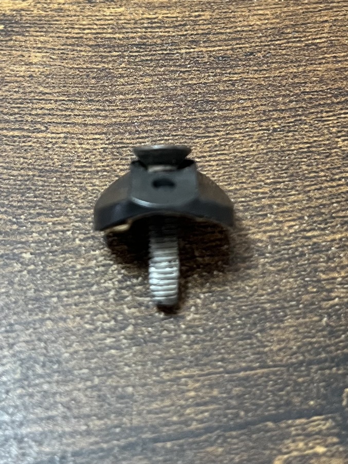 ビスが短くて効いていない状態