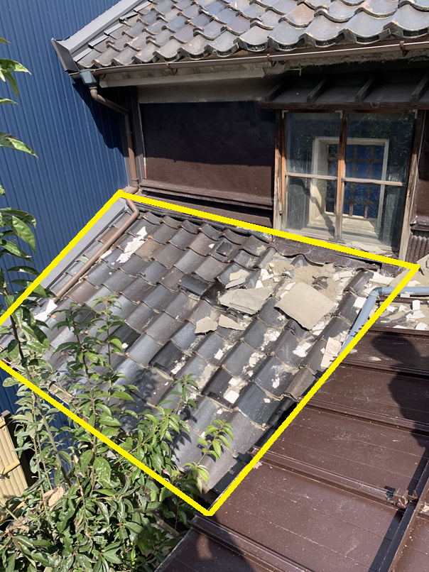 【高岡市】蔵の瓦屋根の葺き替え工事・谷板金の設置!