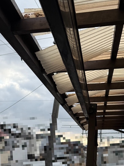 ベランダ屋根が割れています