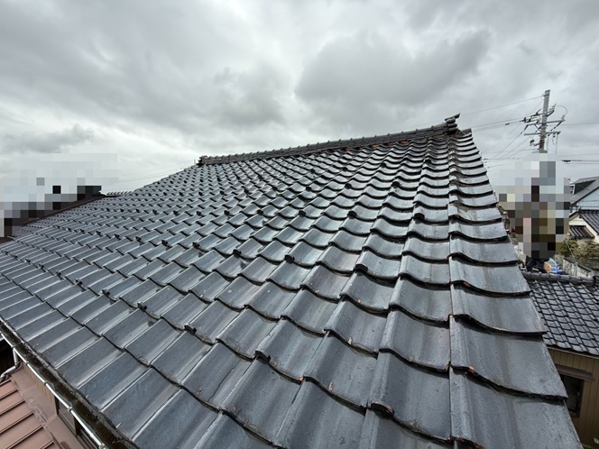 【射水市】瓦屋根のリフォーム工事をご検討中のお客様　瓦のガタつき、棟瓦の歪みがありました