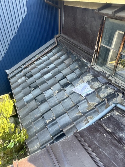 瓦屋根葺き替え工事　瓦を取り外していきます