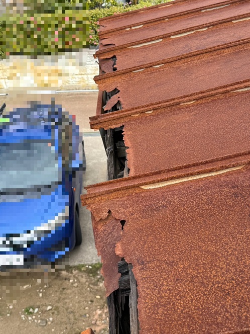 トタン屋根の穴