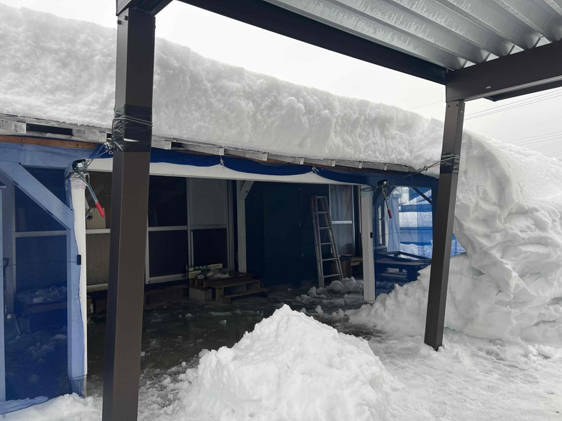 屋根に積もった雪が滑り落ちてカーポートが傾きお隣様のご自宅に倒れかかっていました