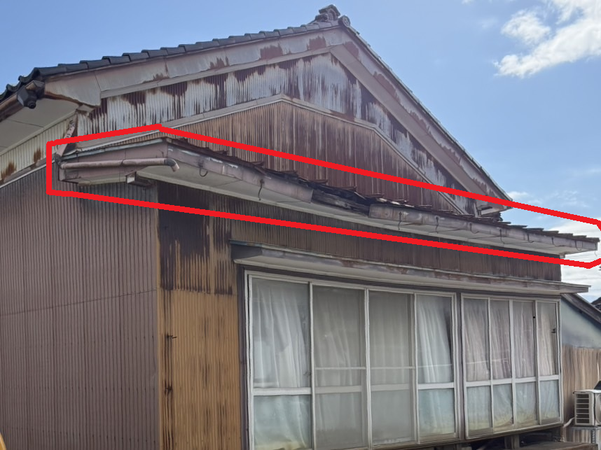 【高岡市】トタン屋根が古くなり下地が見えている…