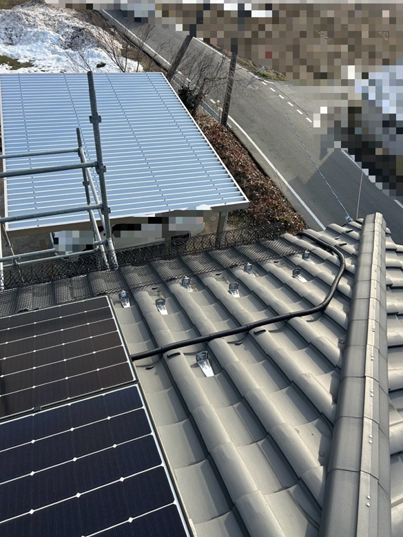太陽光がない部分は、瓦屋根に設置されていた雪止め金具にゆきもちくんの金具を取り付けて固定しました。