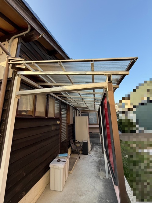 樹脂製波板が割れています