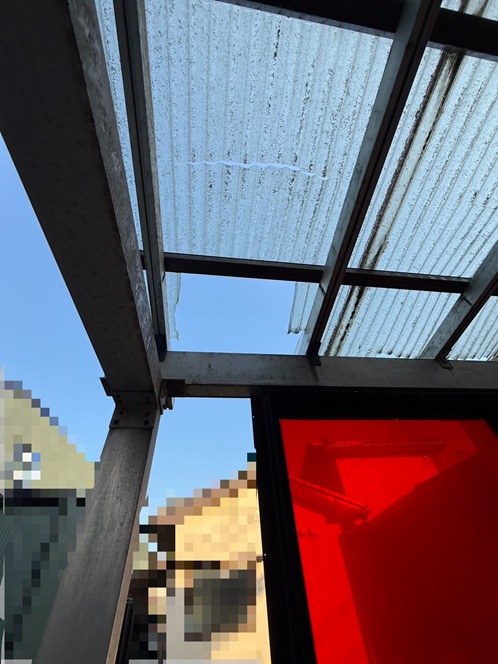 屋根の波板の割れ