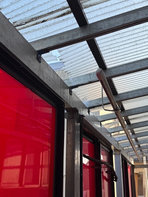 【高岡市】大雪の後から玄関で雨漏りと、半透明の屋根が割れているとのご相談