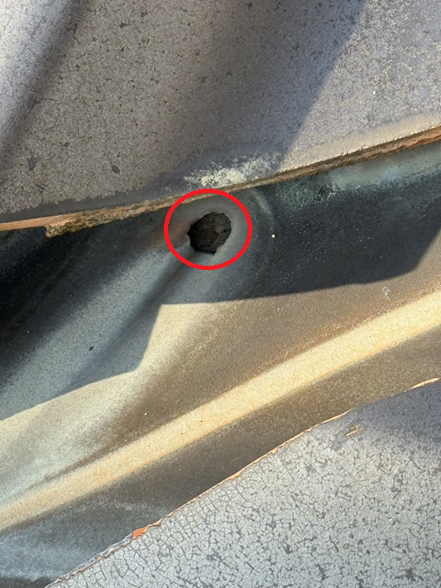 谷板金にあいた穴