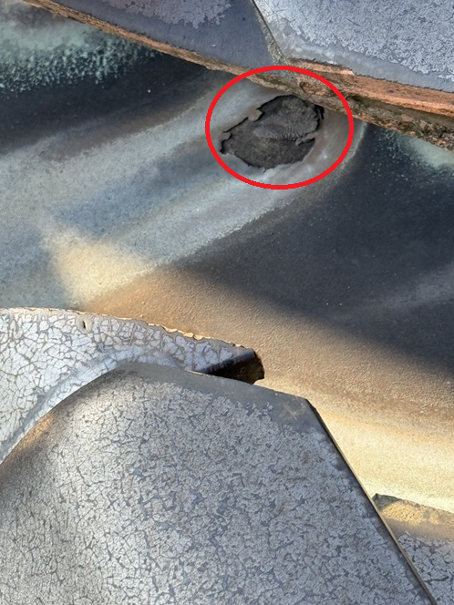 谷板金にあいた穴