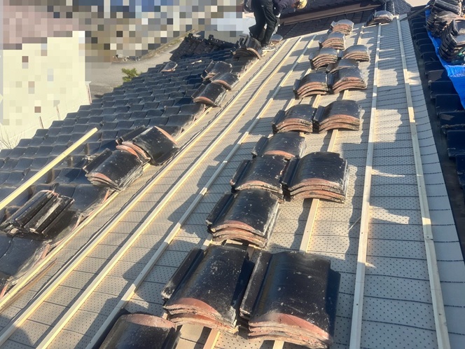 【射水市】一度瓦を外してしっかり固定！瓦屋根の締め直し工事がスタート