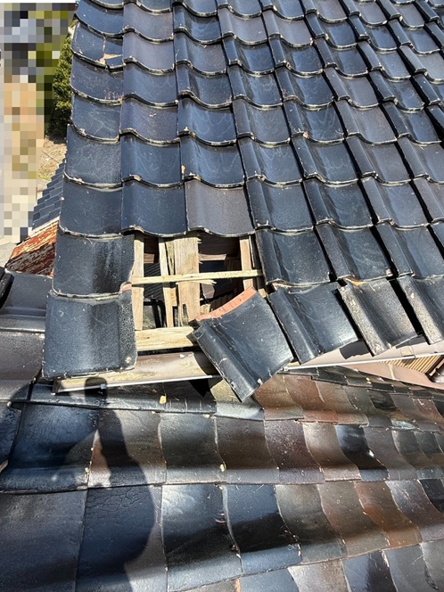 瓦が落ちて下地がむき出し