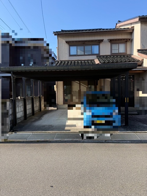 【射水市】カーポートの雨樋に落ち葉が詰まる！？　雨樋の割れも確認