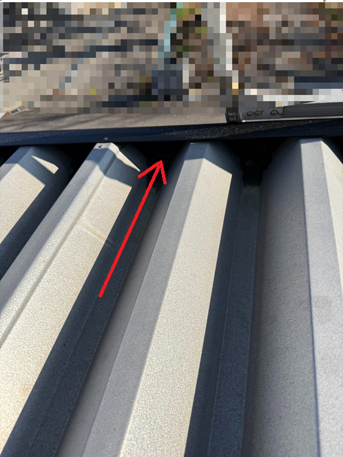 屋根から雨樋に雨水が流れていきます