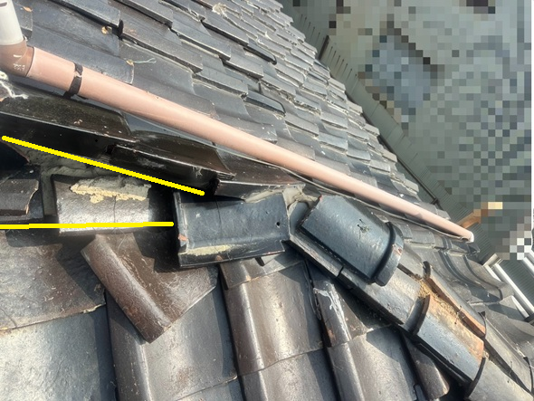 屋根と屋根の取り合いの瓦が崩れてきている