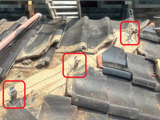 強化棟金具：棟瓦をしっかり固定する金属部材で、地震や強風に強くなります