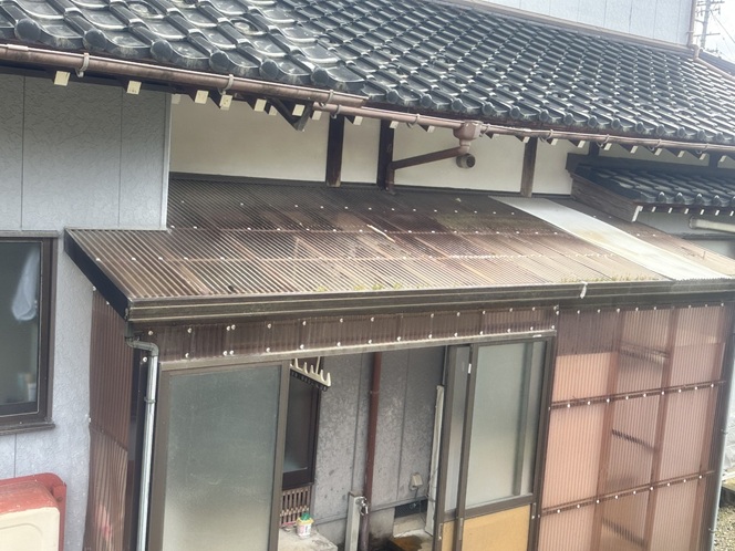 【高岡市】物置の屋根から雨漏り！ポリカ波板の張り替え工事を行いました