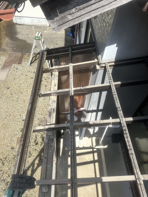 既存の波板撤去