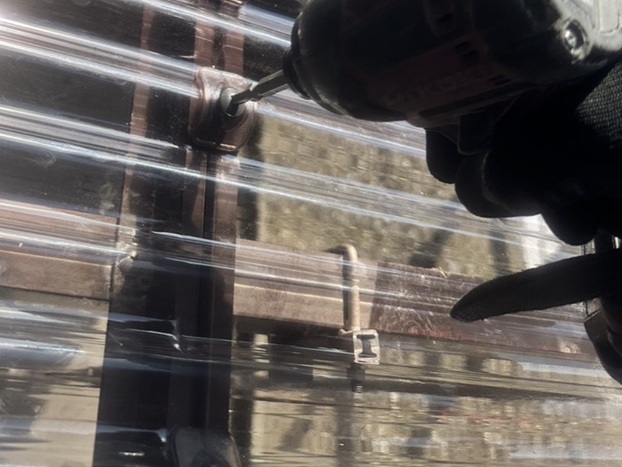 新しいポリカをビスで固定