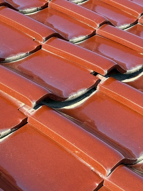 瓦が浮いている