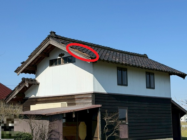 納屋の瓦屋根　瓦が落ちて下地が見えている