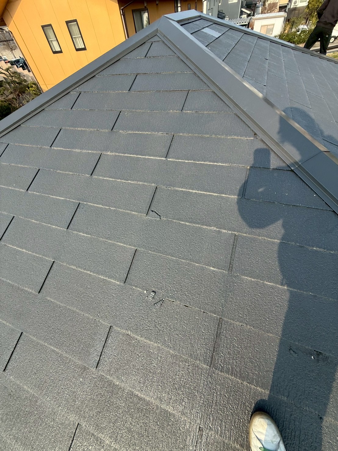 【高岡市】スレート割れ＋雨どい破損＋棟板金の釘浮きも発見！