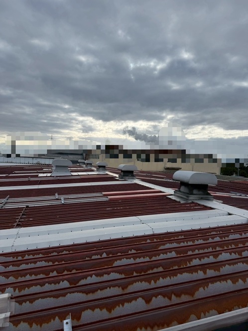 雨漏りしている折板屋根