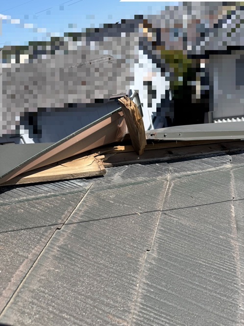 強風で棟板金が捲れています